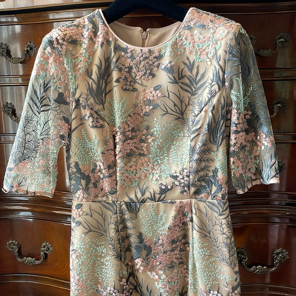 Elegant cocktail dress with embroidery. Size US4 and excellent condition